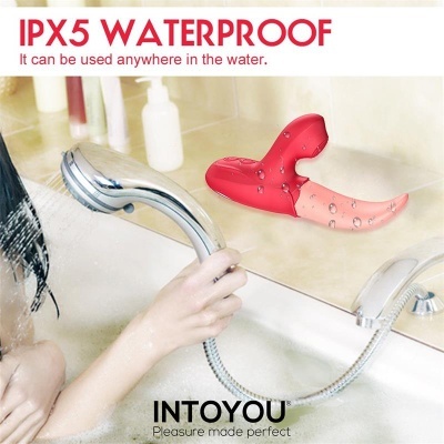 Produto vermelho anatómico com gotas de água sobre bancada de casa de banho com mão segurando chuveiro