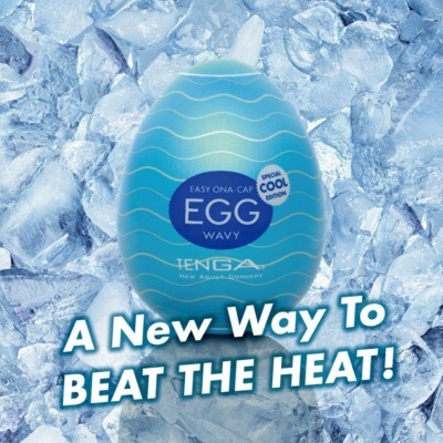 Embalagem azul ondulada do produto TENGA EGG WAVY sobre gelo com texto publicitário
