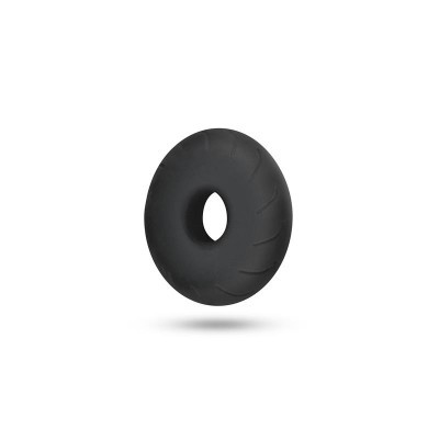 Pneu preto para motocicleta sobre fundo branco