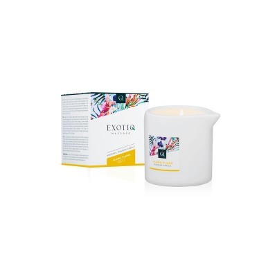 Vela perfumada em recipiente branco com embalagem floral