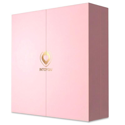 Caixa rosa com logótipo dourado INTOYOU
