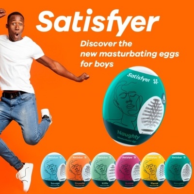 Imagem de vários ovos masturbadores Satisfyer coloridos sobre fundo laranja com texto promocional.