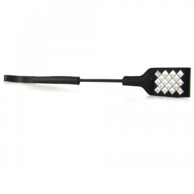 Chicote preto com tachas prateadas em fundo branco