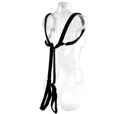 Arnês preto ajustável em manequim transparente