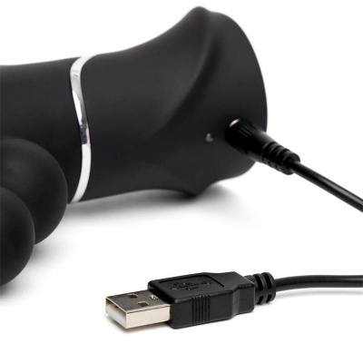 Produto preto com cabo USB e conetor USB tipo A