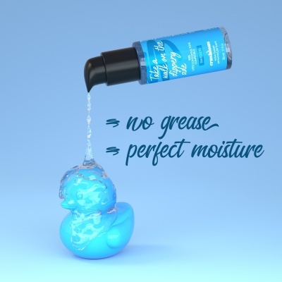 Frasco azul a verter gel transparente sobre pato de borracha azul com texto promocional