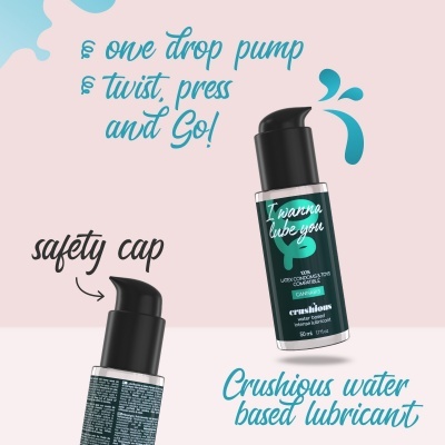 Dois frascos de lubrificante Crushious com tampa preta, texto azul e preto em fundo rosa claro.