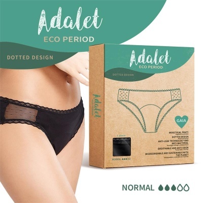 Cuecas pretas femininas e embalagem de papel reciclado Adalet ECO PERIOD com design de côr verde e textos sobre o produto