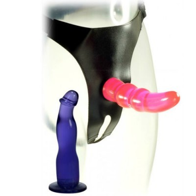 Arnês preto com dildo rosa translúcido e dildo azul ao lado em manequim branco