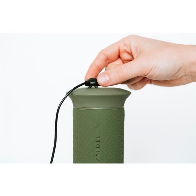 Frasco verde com tampa e corda preta sendo segurado por uma mão