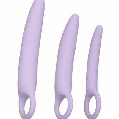 Três vibradores lilases de silicone em fundo branco