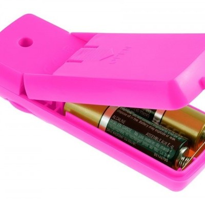 Carregador de pilhas recarregáveis rosa com duas pilhas AA