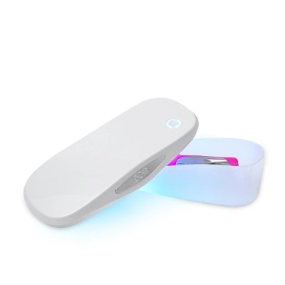 Dispositivo branco retangular com luz azul e logo ION