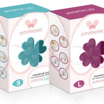 Caixas de copos menstruais Intimichic em azul e rosa, tamanhos S e L, com instruções ilustradas.