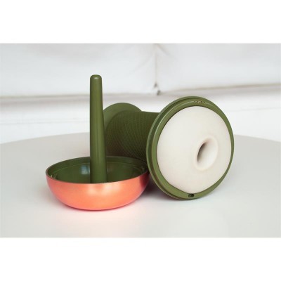 Dispositivo cilíndrico verde e branco com suporte e prato metálico cor de cobre.