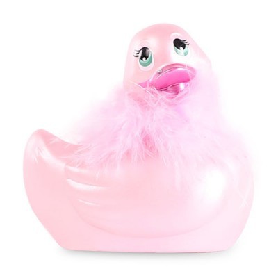 Pato de borracha rosa com plumas cor-de-rosa