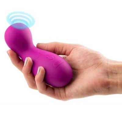 Vibrador roxo de silicone com ondas azuis de vibração sendo segurado por uma mão