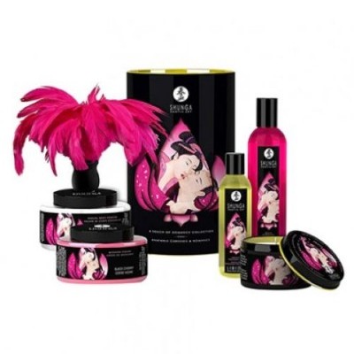 Conjunto de cosméticos Shunga com frascos pretos e rosa e decoração com penas
