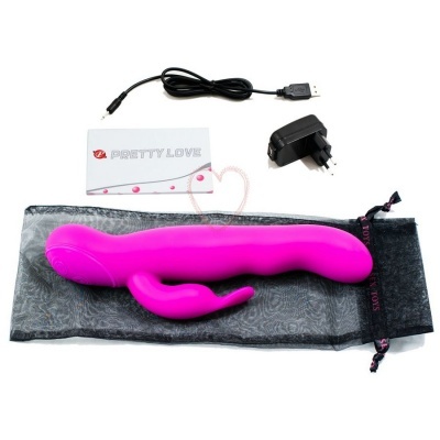Vibrador rosa com cabo USB, adaptador e saco cinza.