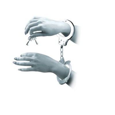 Mãos femininas algemadas com duas chaves prateadas