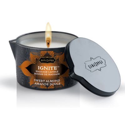 Vela de massagem Ignite Sweet Almond em recipiente preto com tampa ao lado