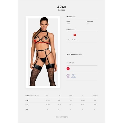 Modelo feminina com arnês preto e meias arrastão em fundo branco com detalhes de tamanho e texto