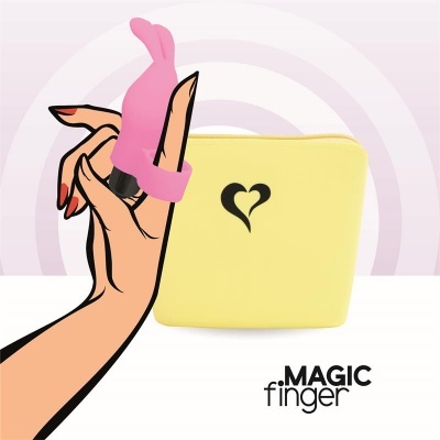 Mão com silicone rosa Magic Finger e bolsa amarela com logotipo preto.