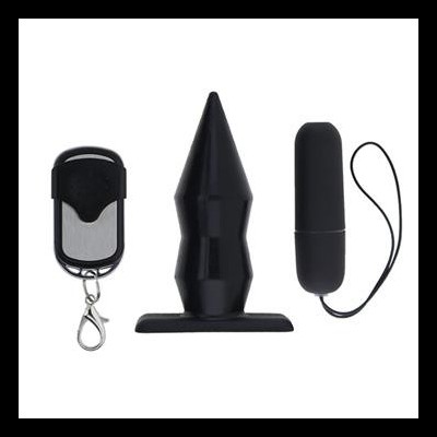Três acessórios sexuais pretos: controlo remoto, plugue anal e vibrador cilíndrico com cordão
