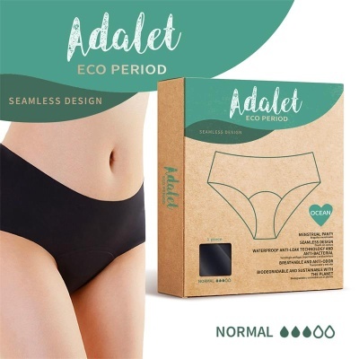Calcinha preta sem costura para período menstrual ao lado da embalagem com informações do produto