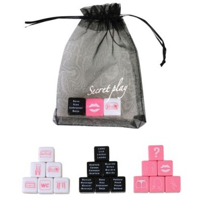 Saco preto de organza com cubos brancos, pretos e rosa com texto e ícones em vários idiomas