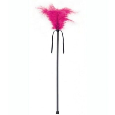 Chicote preto com penas cor de rosa na extremidade superior