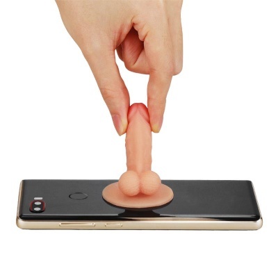 brinquedo sexual de silicone cor de pele com ventosa num telemóvel preto