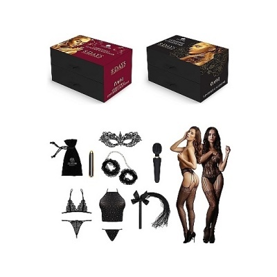 Conjuntos eróticos em caixas vermelha e preta com lingerie preta, máscara, vibrador e algemas ao lado de duas modelos femininas.