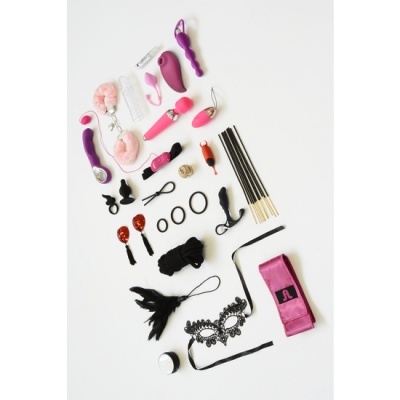 Conjunto de acessórios íntimos variados em várias cores sobre fundo branco