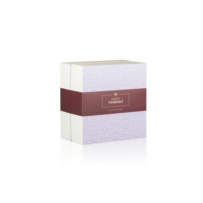 Caixa branca com padrão geométrico cinzento e faixa bordô com texto branco