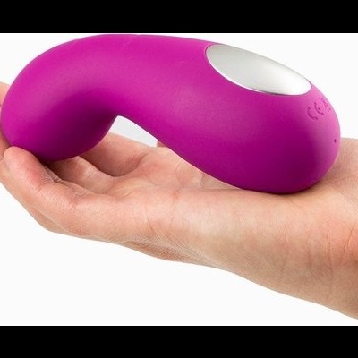 Vibrador roxo com detalhes brancos na mão sobre fundo branco