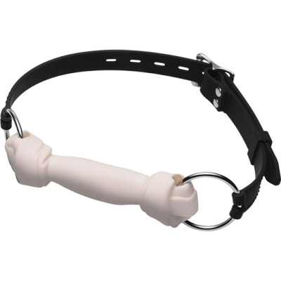 Mordaça com peça central de silicone claro segurada por mãos e correia preta ajustável