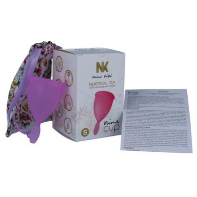 Copo menstrual rosa com saco floral e embalagem branca da marca Nina Kiki