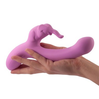 Vibrador cor-de-rosa em forma de elefante segurado numa mão