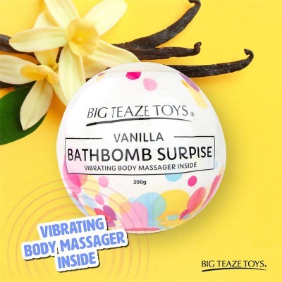 Bathbomb redondo branco e colorido com texto 'BIG TEAZE TOYS VANILLA BATHBOMB SURPRISE' e flores de baunilha