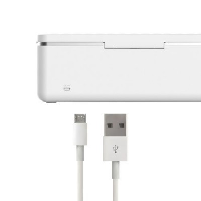 Produto eletrónico branco com cabo USB e micro-USB em fundo branco