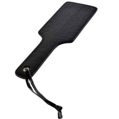 Pá de couro preto com textura de pele de crocodilo e fita preta para pendurar.