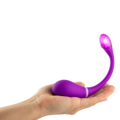 Produto roxo em silicone com extremidade iluminada segurado numa mão