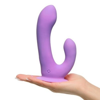 Vibrador de silicone roxo com design curvo em mão sobre fundo branco