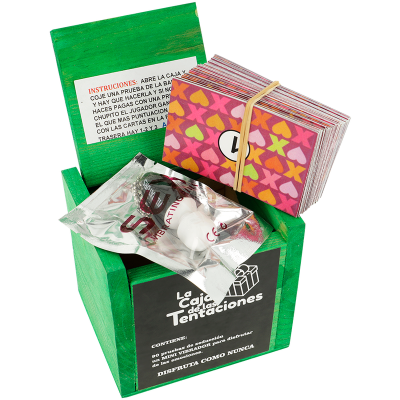 Caixa de madeira verde com cartas coloridas e embalagem prateada