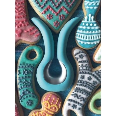 Biscoitos decorados coloridos com objeto em forma de U azul no centro