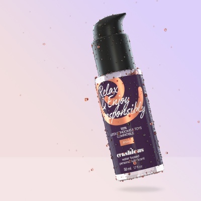 Frasco pump de plástico com rótulo roxo escuro e texto branco e salmão, produto de 50 ml chamado Anias da marca crushious