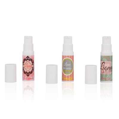 Três frascos de spray cosmético com tampas brancas e rótulos coloridos em fundo branco