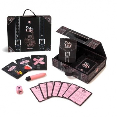 Conjunto de produtos Sex City com caixa preta em formato de mala, cartões cor-de-rosa e acessórios em preto e rosa