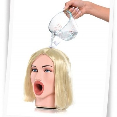 Cabeça manequim loira com água a ser vertida de jarro
